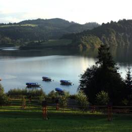 CZORSZTYNIANKA cruceros en góndola por el lago Czorsztyńskie alojamiento JĘDRUŚ Polonia Pieniny